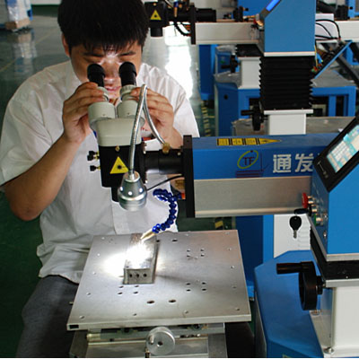 針對稍大模具，可轉向觀察操作